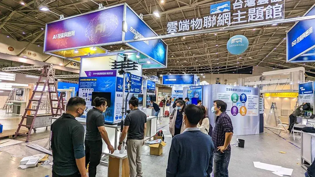 Taipower | 5G Inspection Vehicle and Smart Pole Models