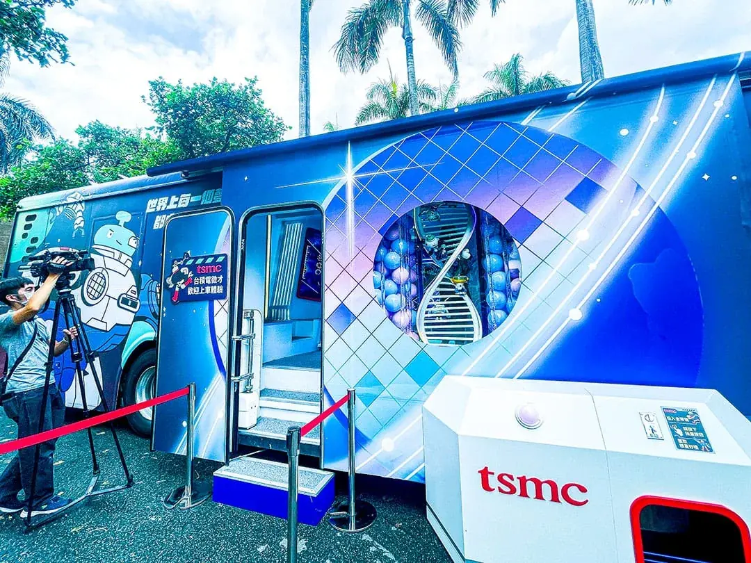 TSMC | Space-Themed Recruitment Exhibition Vehicle — project photograph 6